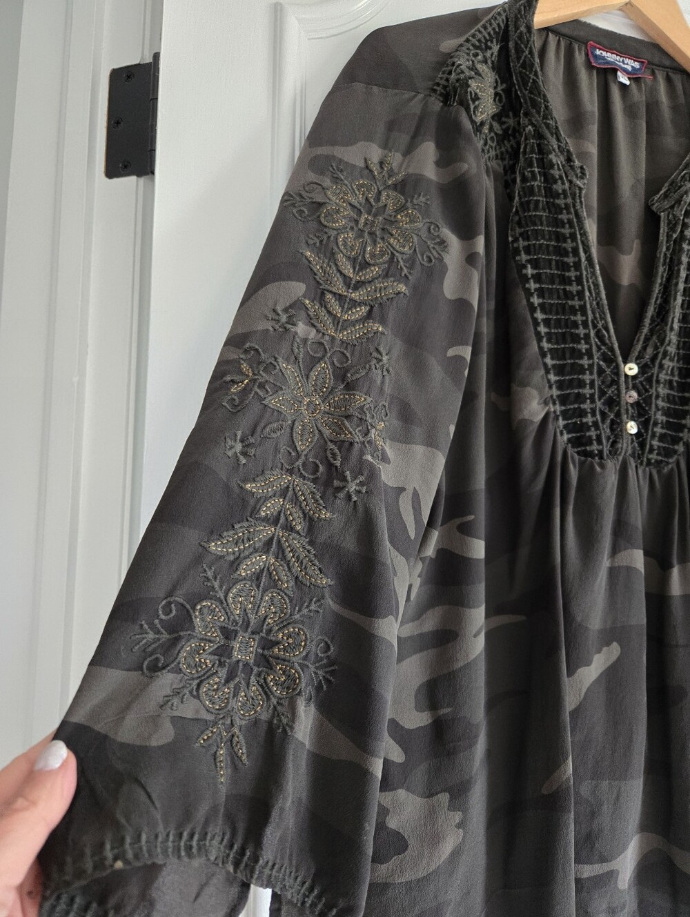Johnny Was Black and Gray Rayon Velvet Camo Embroidered Gold Threaded Tunic XL - Picture 3 of 10